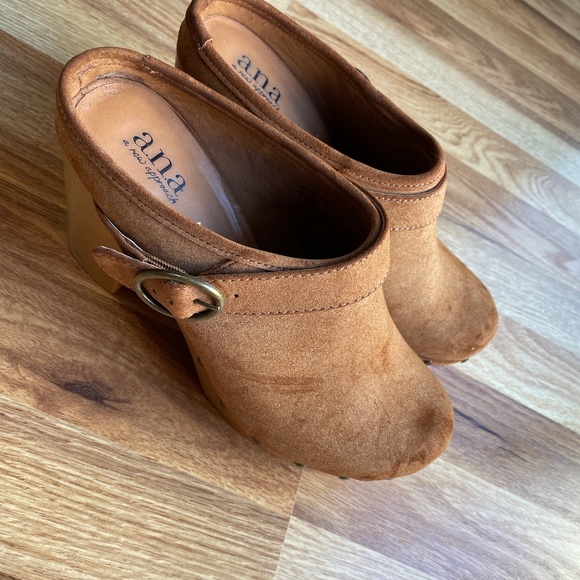 a.n.a Shoes - Women Size 7 Hippie Style Heel Clogs Cute Buckle accent- looks like some discolo